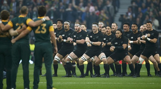 All Blacks ped semifinálovým zápasem proti Jiní Africe pedvádjí maorský bojový tanec Haka. Má zastrait nepítele; Ilustraní foto