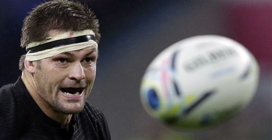 Kapitán novozélandských ragbist Richie McCaw bhem semifinále mistrovství...