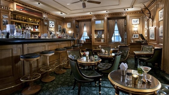 Bar hotelu Ritz, ve kterém to roztáel nejen Ernest Hemingway