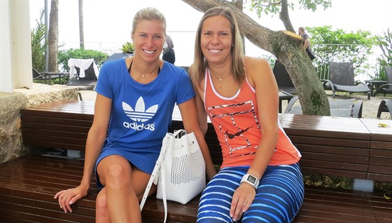 Andrea Hlaváková (vlevo) a Lucie Hradecká si zahrají na Turnaji mistry semifinále.