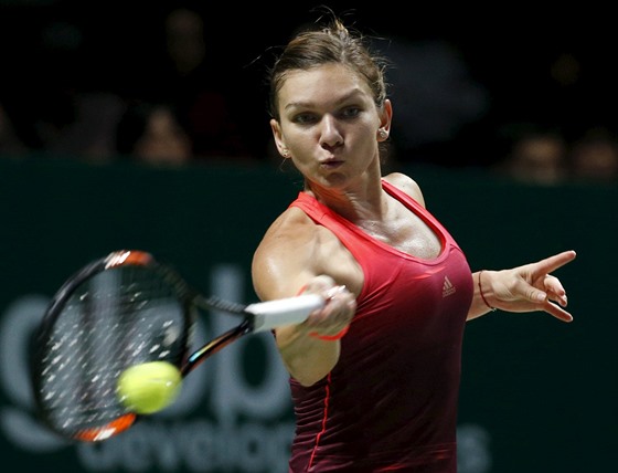 RAZANTNÍ FORHEND. Simona Halepová na Turnaji mistry v Singapuru.