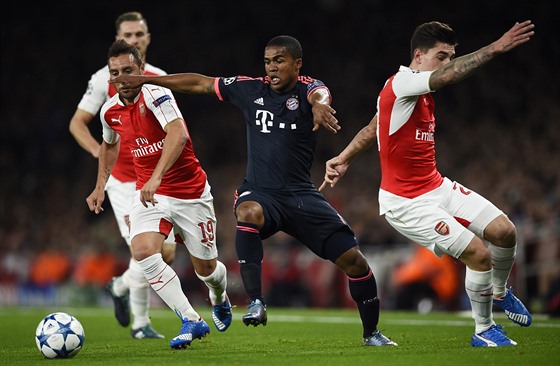 Momentka z utkání Arsenalu s Bayernem Mnichov v roce 2015.
