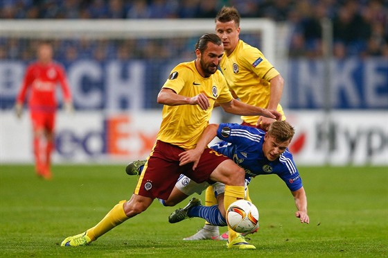 Sparanský záloník Petr Jiráek se snaí probít obranou Schalke.