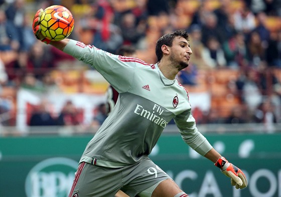 VELKÝ DEBUT. estnáctiletý branká Gianluigi Donnarumma hrál poprvé v soutním...