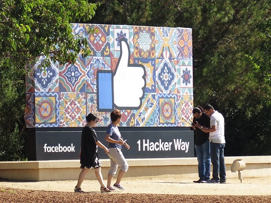 Facebook elí v Evrop ad spor.