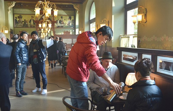 Asijtí filmai pi natáení v kavárn M욝anské besedy v Plzni.