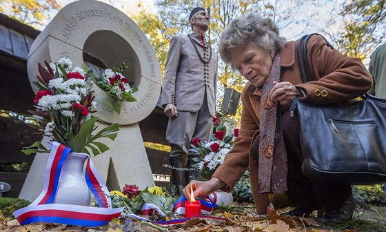 Kamenný náhrobek z dílny akademického sochae Miroslava Machaly pedstavuje ez...