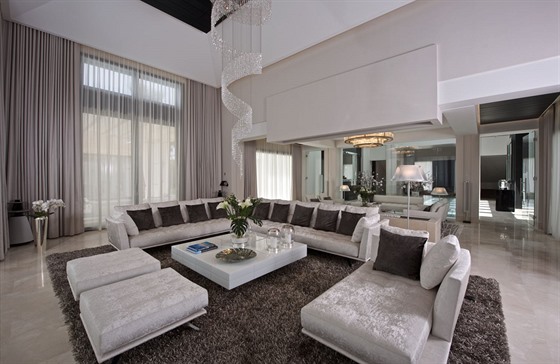 Obývací pokoj má v hlavním prostoru výku 5,5 m, jeho stedobodem je velká...