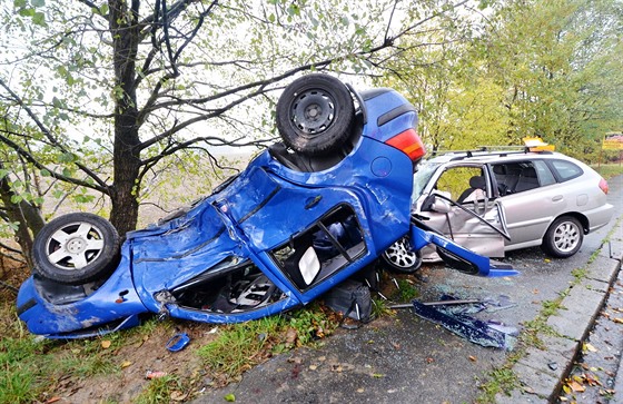 Pi dopravní nehod se v enov srazil Volkswagen Golf, jeho idi dostal na...