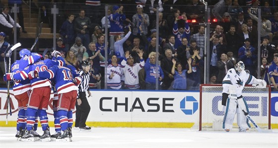 Hokejisté New York Rangers se radují z gólu do sít Martina Jonese ze San Jose.