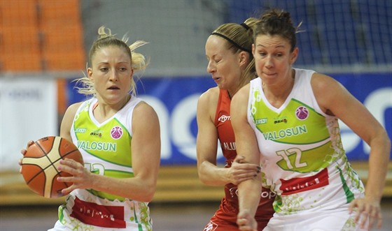 Kateina Sedláková (vlevo) z Valosunu Brno.vyuívá v utkání s Miskolcem clonu...