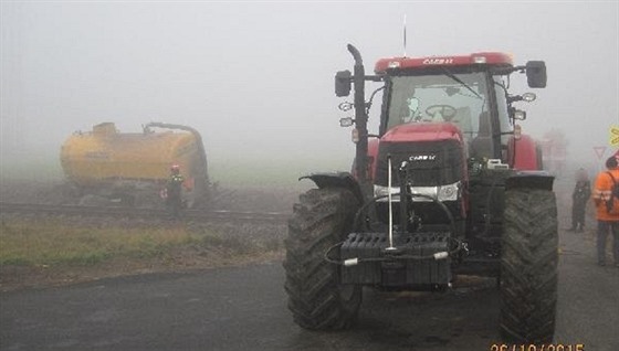 Na Rychnovsku se v mlze srazil vlak s traktorem.