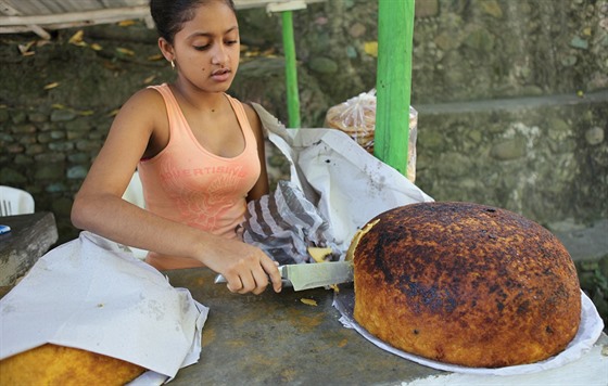 Desetikilogramový pecen kukuiného chleba z horské oblasti Dominikánské...