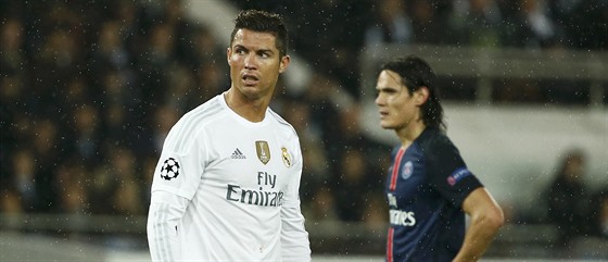 Cristiano Ronaldo v nedávném zápasu v Paíi. Te se oba týmy utkají ve panlsku.