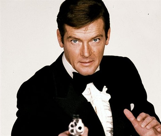 Roger Moore ve filmu ít a nechat zemít (1973)