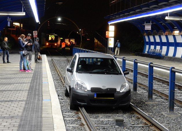 Auto na kolejích na zastávce tramvaje K Barrandovu.