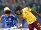 Sparanský obránce Costa (vpravo) a Leroy Sane ze Schalke bojují o mí v...