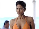 Halle Berry ve filmu Dnes neumírej (2002) pipomnla svým vystoupením z moe...