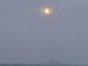 Americký torpédoborec USS Ross u pobřeží Skotska odpaluje antiraketu ke zničení... Americký torpédoborec USS Ross u pobřeží Skotska odpaluje antiraketu ke zničení...