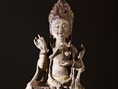 Devná soka Bódhisattvy drící nádobku, do ní zachytává isté slzy soucitu.