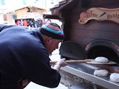 Pprava chleba ve vcarskm msteku St. Luc v dol Anniviers.