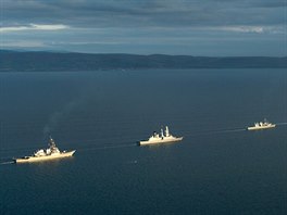Flotila spojeneckch lod bhem testu protiraketov obrany u pobe Skotska