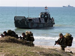 Nizozemsk nmon pchota se vylouje na pobe bhem cvien Trident...