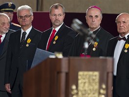 Medaili Za zásluhy převzali zleva novinář, komentátor a literát Jan Petránek, ekonom a pedagog Václav Petříček, plastický chirurg Bohdan Pomahač, katolický duchovní, první biskup plzeňský František Radkovský a lékař, internista a diabetolog Jaroslav Rybka obdrželi od prezidenta Miloše Zemana 28. října na Pražském hradě Medaili Za zásluhy. Medaili Za zásluhy převzali zleva novinář, komentátor a literát Jan Petránek, ekonom a pedagog Václav Petříček, plastický chirurg Bohdan Pomahač, katolický duchovní, první biskup plzeňský František Radkovský a lékař, internista a diabetolog Jaroslav Rybka obdrželi od prezidenta Miloše Zemana 28. října na Pražském hradě Medaili Za zásluhy.