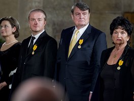 Medaili Za zásluhy převzali zleva za herečku Libuši Šafránkovou sestra Miroslava Drozdová, houslista Pavel Šporcl, bývalý hudebník a zpěvák Ladislav Štaidl a anestezioložka Danuše Táborská. Medaili Za zásluhy převzali zleva za herečku Libuši Šafránkovou sestra Miroslava Drozdová, houslista Pavel Šporcl, bývalý hudebník a zpěvák Ladislav Štaidl a anestezioložka Danuše Táborská.