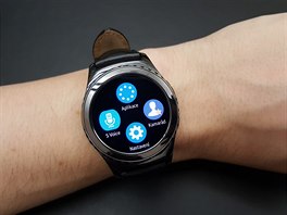 Na druhou stranu Samsung dokázal, e chytré hodinky u nemusí být obrovské...