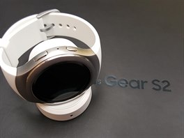 Hodinky Gear S2 se budou dodávat s dokovací stanicí pro bezdrátové nabíjení.