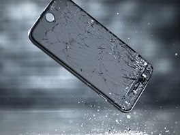 iPhone 6s s rozbitm sklem po dopadu na zem