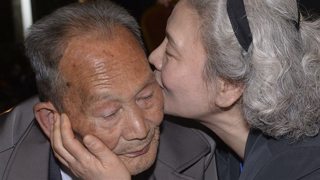 Pbuzn ze Severn a Jin Koreji, kte se nevidli destky let, dostali pleitost k vjimenm setkn. (20. jna 2015)