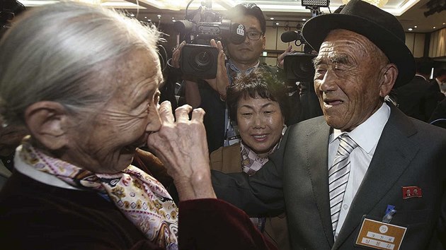 Pbuzn ze Severn a Jin Koreji, kte se nevidli destky let, dostali pleitost k vjimenm setkn. (20. jna 2015)