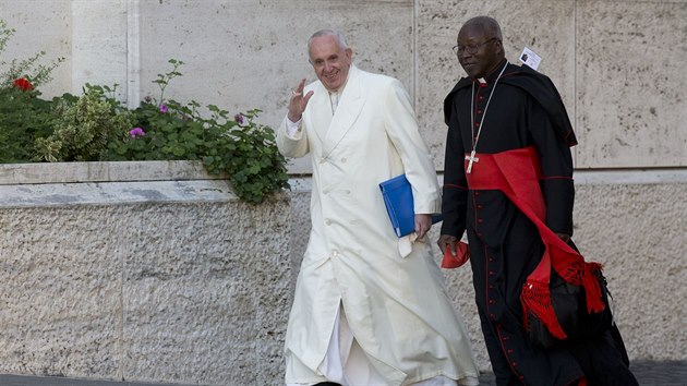 Pape Frantiek na sjezdu pedstavitel crkve ve Vatiknu s jednm z kardinl. (24. jna 2015)