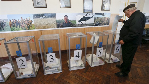 Ukrajinci vol sv zastupitele v komunlnch volbch. (25. jna 2015)