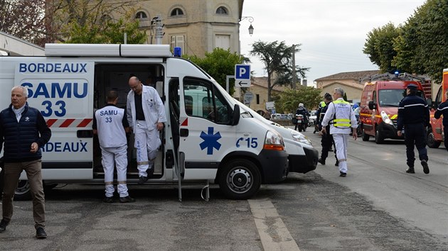 Pi nehod autobusu u francouzsk obce Puisseguin zahynulo nejmn 42 lid (23. jna 2015)
