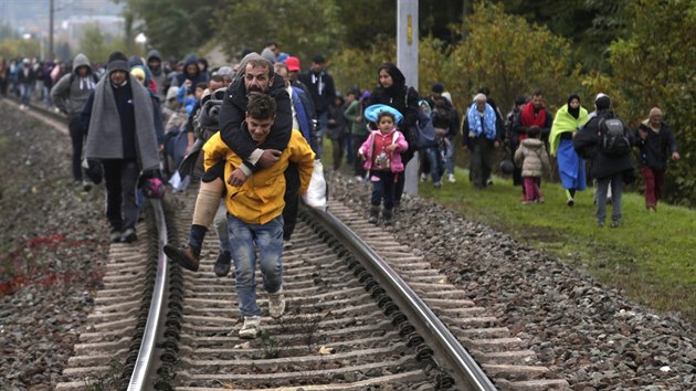 Uprchlci na slovinsko-rakousk hranici u obce Spielfeld (23. jna 2015)