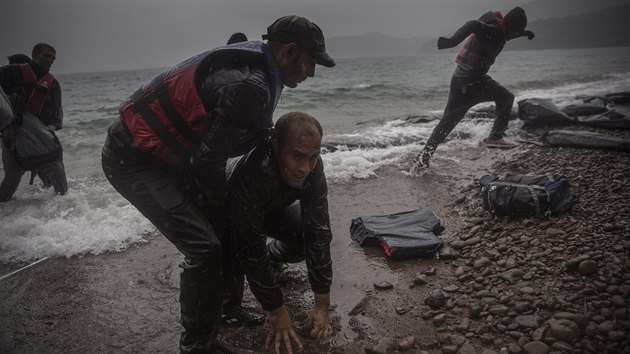 Uprchlci po vylodn na eckm ostrov Lesbos (23. jna 2015)