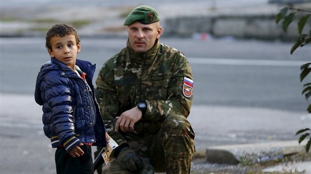 Slovint policist hovo s malm uprchlkem u hranic s Rakouskem (25. jna 2015)