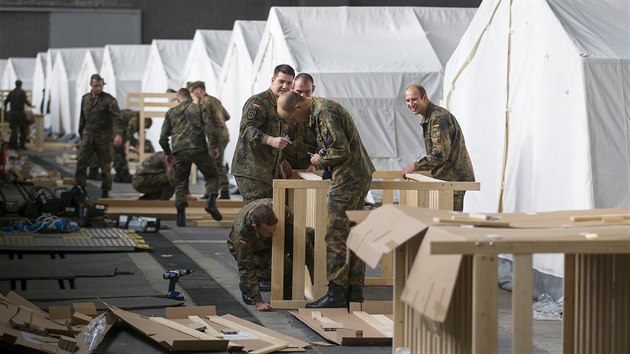 Nmet vojci stav uprchlick tbor na berlnskm letiti Tempelhof (25. jna 2015)