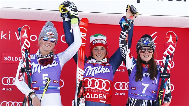 Vtzku Federicu Brignoneovou dopluj na stupnch vtz Mikaela Shiffrinov (vlevo) a Tina Weiratherov.