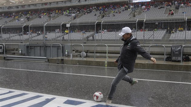 Dlouh ekn si jezdec Mercedesu Nico Rosberg zpestil utnm do me.