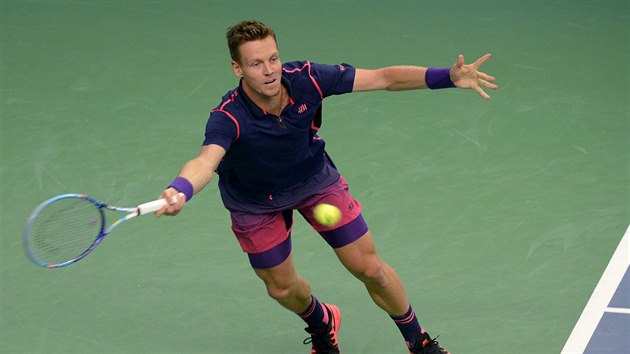 Tom Berdych se natahuje po mku v utkn s Jackem Sockem.