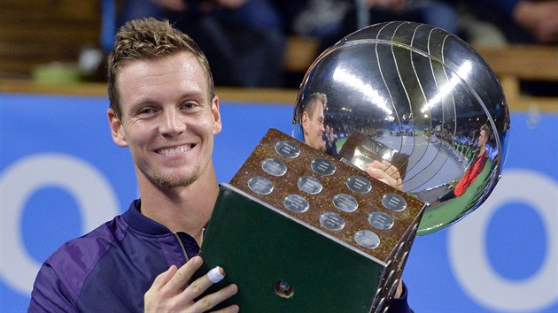 Tomá Berdych s trofejí pro vítze turnaje ve Stockholmu. eský tenista ve...