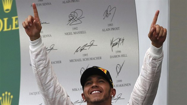 JSEM AMPION. Lewis Hamilton z tmu Mercedes obhjil titul mistra svta. Rozhodl vtzstvm ve Velk cen USA.