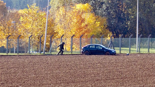 tonk zanechal auto v poli, policie po nm ptr