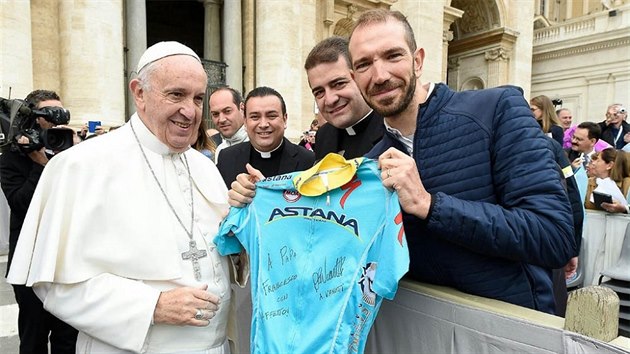Italský cyklista Alessandro Vanotti pedává dres papei Frantikovi. Na své...