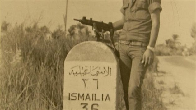 Izraelsk vojk se samopalem Uzi hldkuje na silnici do Ismailie.