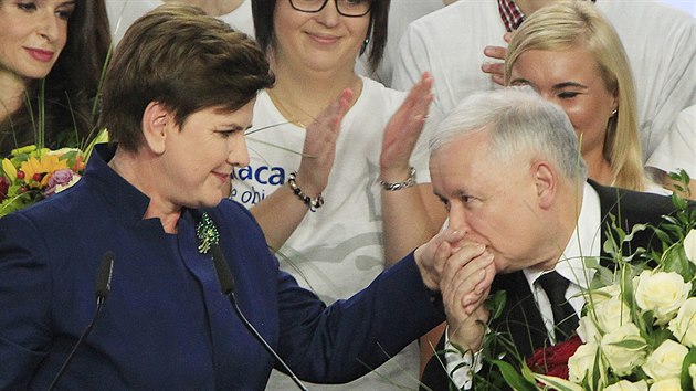 Jaroslaw Kaczynski lb ruku pravdpodobn pt polsk premirce Beat Szydlov (26. jna 2015)